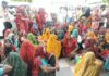 हर्निया ऑपरेशन के बाद युवक की मौत , निजी अस्पताल के बाहर शव रखकर हंगामा सिंघाना में युवक की मौत के बाद निजी अस्पताल के बाहर शव रखकर धरना देते परिजन और ग्रामीण