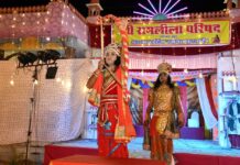 धनुष टूटते ही गूंजे जय श्रीराम के जयकारे , सीता ने राम को पहनाई वरमाला झुंझुनूं के गांधी चौक में 70वीं रामलीला के दौरान राम-सीता विवाह और शिव धनुष खंडन प्रसंग का मंचन