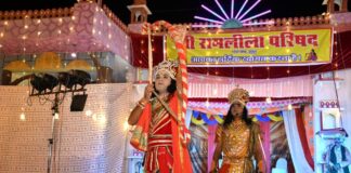धनुष टूटते ही गूंजे जय श्रीराम के जयकारे , सीता ने राम को पहनाई वरमाला झुंझुनूं के गांधी चौक में 70वीं रामलीला के दौरान राम-सीता विवाह और शिव धनुष खंडन प्रसंग का मंचन