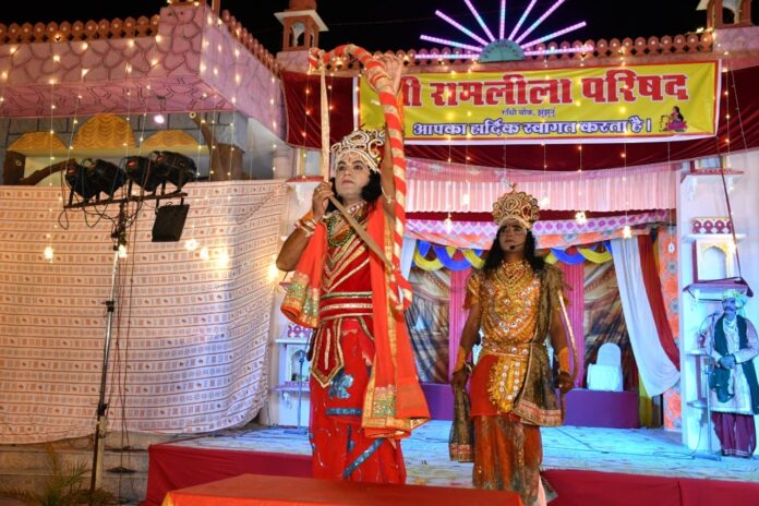3 Large झुंझुनूं के गांधी चौक में 70वीं रामलीला के दौरान राम-सीता विवाह और शिव धनुष खंडन प्रसंग का मंचन