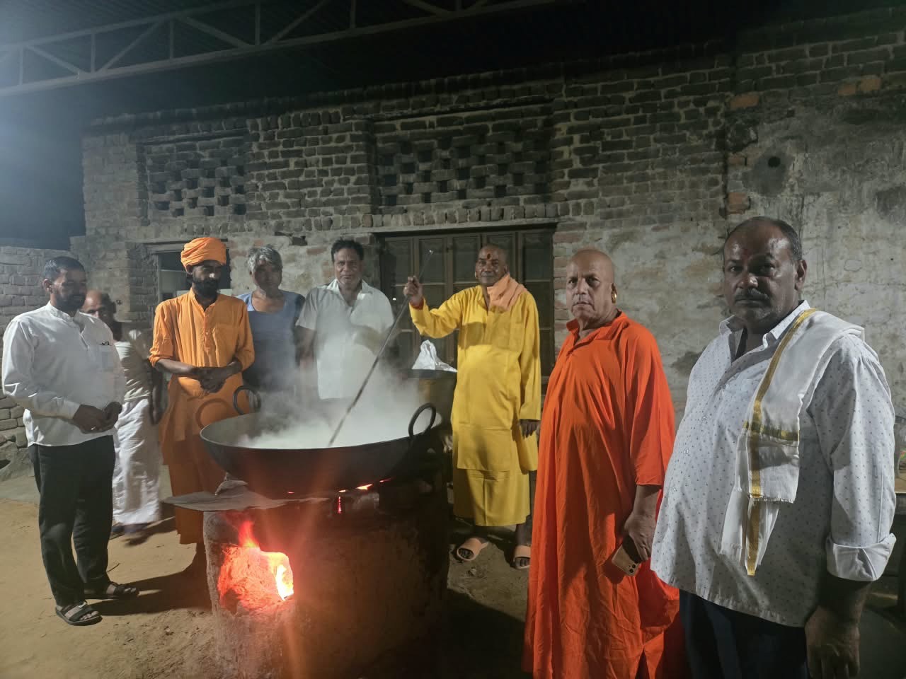 झुंझुनूं के चंचलनाथ टीले पर शरद पूर्णिमा महोत्सव के दौरान पीठाधीश्वर ओमनाथ महाराज के सानिध्य में भजन संध्या और 151 किलो खीर महाप्रसाद का आयोजन