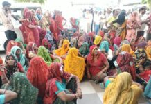 सिंघाना में युवक की मौत के बाद निजी अस्पताल के बाहर शव रखकर धरना देते परिजन और ग्रामीण