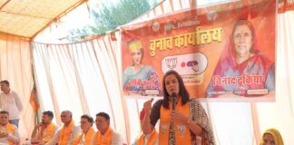 तोलियासर में मंडावा पंचायत समिति वार्ड 6 के भाजपा प्रत्याशी विनोद ढूकिया के चुनाव कार्यालय उद्घाटन कार्यक्रम में भाजपा जिलाध्यक्ष हर्षिनी कुलहरी और पार्टी नेता