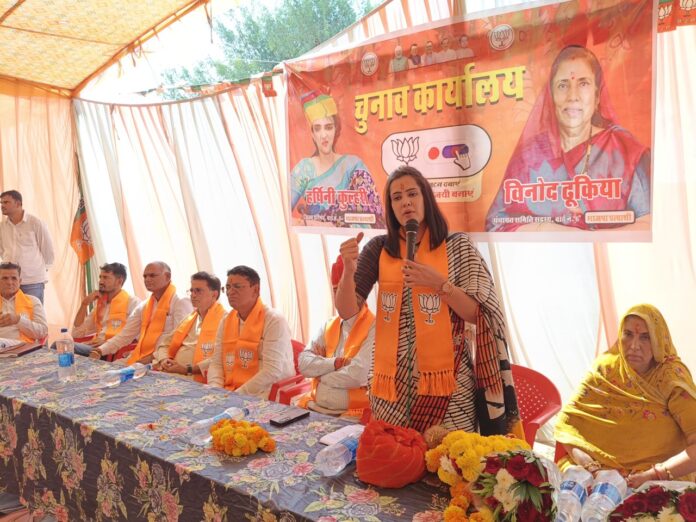 3 Large तोलियासर में मंडावा पंचायत समिति वार्ड 6 के भाजपा प्रत्याशी विनोद ढूकिया के चुनाव कार्यालय उद्घाटन कार्यक्रम में भाजपा जिलाध्यक्ष हर्षिनी कुलहरी और पार्टी नेता