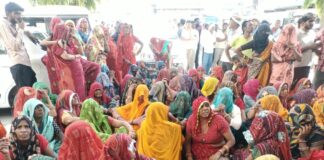 सिंघाना में युवक की मौत के बाद निजी अस्पताल के बाहर शव रखकर धरना देते परिजन और ग्रामीण