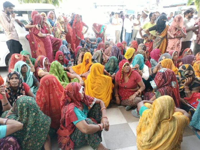 सिंघाना में युवक की मौत के बाद निजी अस्पताल के बाहर शव रखकर धरना देते परिजन और ग्रामीण
