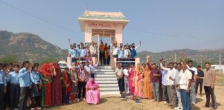 झुंझुनूं के गाड़राटा गांव में शहीद नेत्रभान सिंह के शहादत दिवस पर उनकी प्रतिमा पर पुष्प अर्पित कर श्रद्धांजलि देते अतिथि