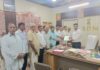 खेतड़ी के पपूरना स्थित शाकंभरी माता मंदिर की जमीन पर कथित अतिक्रमण के विरोध में एसडीएम को ज्ञापन देते ग्रामीण