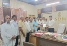 शाकंभरी माता मंदिर की जमीन पर अतिक्रमण का आरोप , ग्रामीणों ने एसडीएम को सौंपा ज्ञापन खेतड़ी के पपूरना स्थित शाकंभरी माता मंदिर की जमीन पर कथित अतिक्रमण के विरोध में एसडीएम को ज्ञापन देते ग्रामीण
