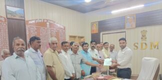 खेतड़ी के पपूरना स्थित शाकंभरी माता मंदिर की जमीन पर कथित अतिक्रमण के विरोध में एसडीएम को ज्ञापन देते ग्रामीण