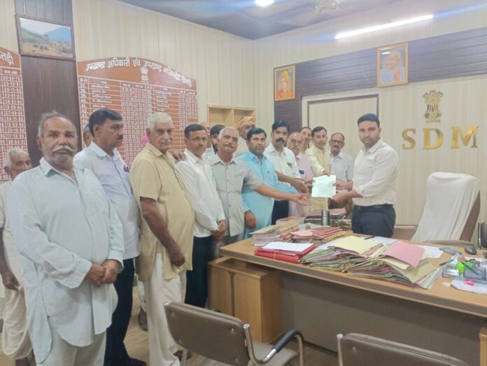 4 Large खेतड़ी के पपूरना स्थित शाकंभरी माता मंदिर की जमीन पर कथित अतिक्रमण के विरोध में एसडीएम को ज्ञापन देते ग्रामीण