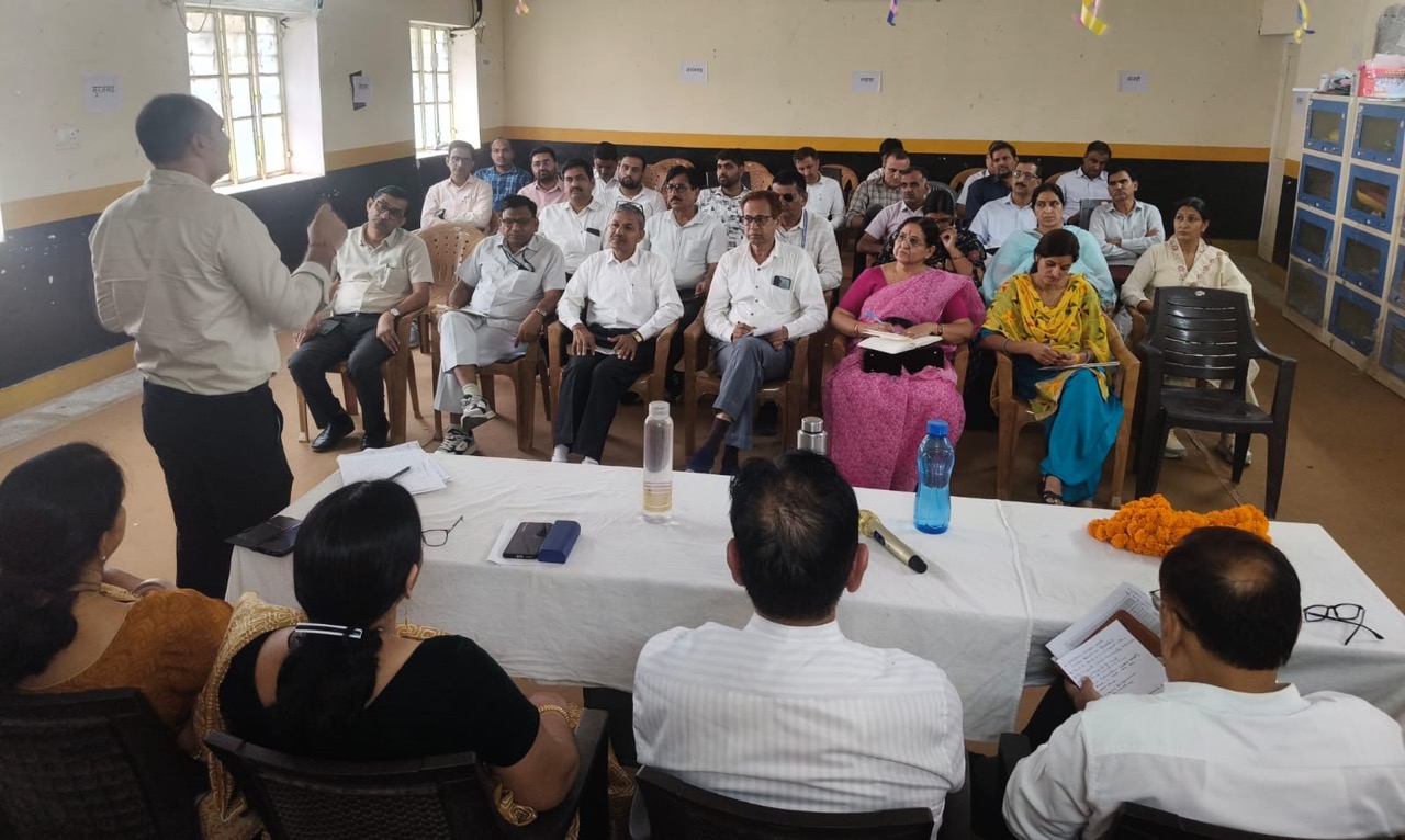 झुंझुनूं में मुख्य जिला शिक्षा अधिकारी अशोक कुमार शर्मा की अध्यक्षता में आयोजित शिक्षा विभाग की मासिक समीक्षा बैठक