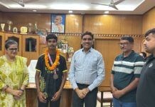 राज्य स्तरीय कराटे चैंपियनशिप में नमन भार्गव ने जीता कांस्य पदक सिंघाना के कराटे खिलाड़ी नमन भार्गव को राज्य स्तरीय प्रतियोगिता में कांस्य पदक जीतने पर जिला कलेक्टर डॉ. अरुण गर्ग ने सम्मानित किया