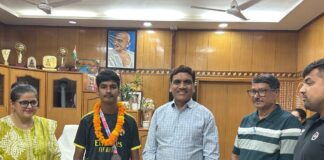 राज्य स्तरीय कराटे चैंपियनशिप में नमन भार्गव ने जीता कांस्य पदक सिंघाना के कराटे खिलाड़ी नमन भार्गव को राज्य स्तरीय प्रतियोगिता में कांस्य पदक जीतने पर जिला कलेक्टर डॉ. अरुण गर्ग ने सम्मानित किया