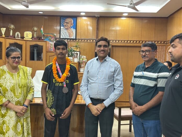5 Large सिंघाना के कराटे खिलाड़ी नमन भार्गव को राज्य स्तरीय प्रतियोगिता में कांस्य पदक जीतने पर जिला कलेक्टर डॉ. अरुण गर्ग ने सम्मानित किया