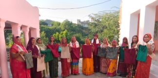 प्लास्टिक को कहें ‘ना’, कपड़े के थैले अपनाएं, पर्यावरण बचाएं खेतड़ी में लोक सेवा ज्ञान मंदिर ट्रस्ट के प्लास्टिक मुक्त अभियान के दौरान दुकानदारों और महिलाओं को कपड़े के थैले वितरित करते ट्रस्ट सदस्य