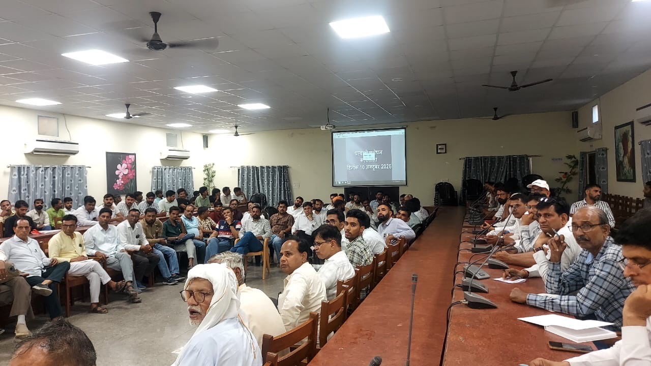 झुंझुनूं में पंचायती राज चुनाव की प्रत्याशी प्रबोधन कार्यशाला में नामांकन प्रक्रिया की जानकारी लेते भावी प्रत्याशी