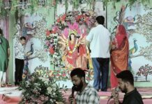 झुंझुनूं में बड़ के बालाजी दुर्गा पूजा समिति के नवरात्रि कार्यक्रम में मां अम्बे की आरती और लक्की टेलर की भजन संध्या