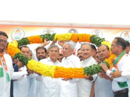 बगड़ नगरपालिका पदभार ग्रहण समारोह में चेयरमैन राकेश शर्मा, वाइस चेयरमैन अजय सिंह शेखावत और सांसद बृजेन्द्र सिंह ओला की मौजूदगी में ईडब्ल्यूएस आरक्षण सरलीकरण की मांग उठाते यशवर्धन सिंह शेखावत