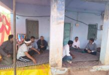चुनाव ड्यूटी में जान गंवाने वाले शिक्षक कैलाश चंद्र के परिवार के साथ खड़ा हुआ प्रशासन , कलेक्टर-एसपी ने बंधाया ढांढस धतरवाला में चुनाव ड्यूटी के दौरान दिवंगत शिक्षक कैलाश चंद्र के परिजनों से मुलाकात कर सांत्वना देते जिला कलेक्टर डॉ. अरूण गर्ग और एसपी कावेंद्र सिंह सागर