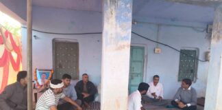 चुनाव ड्यूटी में जान गंवाने वाले शिक्षक कैलाश चंद्र के परिवार के साथ खड़ा हुआ प्रशासन , कलेक्टर-एसपी ने बंधाया ढांढस धतरवाला में चुनाव ड्यूटी के दौरान दिवंगत शिक्षक कैलाश चंद्र के परिजनों से मुलाकात कर सांत्वना देते जिला कलेक्टर डॉ. अरूण गर्ग और एसपी कावेंद्र सिंह सागर