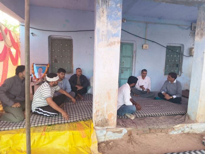6 Large धतरवाला में चुनाव ड्यूटी के दौरान दिवंगत शिक्षक कैलाश चंद्र के परिजनों से मुलाकात कर सांत्वना देते जिला कलेक्टर डॉ. अरूण गर्ग और एसपी कावेंद्र सिंह सागर