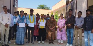 टोंक छिलरी में मतदान जागरूकता रैली के दौरान विद्यार्थियों के साथ ब्रांड एंबेसडर मनीषा और विद्यालय स्टाफ