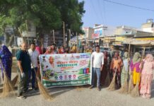 सिंघाना में चेयरमैन पिंकी डीपी सैनी के नेतृत्व में स्वच्छता अभियान के दौरान सफाई करते जनप्रतिनिधि और नगर पालिका कर्मचारी