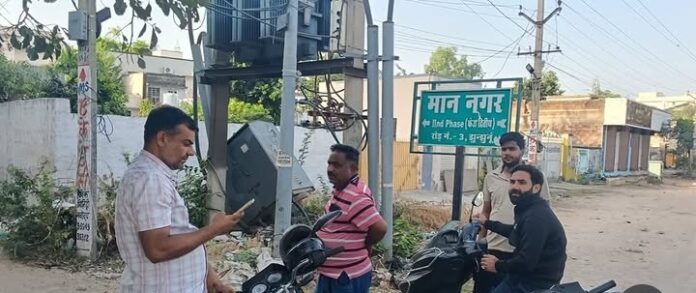 6 Large झुंझुनूं में स्कूटी से सफाई व्यवस्था का निरीक्षण करते नगर परिषद सभापति अब्दुल्ला अगवान