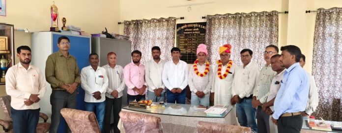 6 Large खेतड़ी के बांसियाल स्थित शहीद महावीर प्रसाद गुर्जर राजकीय उच्च माध्यमिक विद्यालय में चारदीवारी निर्माण के लिए सहयोग देने वाले भामाशाहों का सम्मान