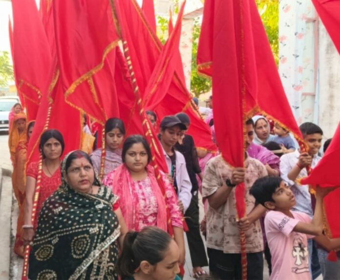 झुंझुनूं में अष्टमी पर वर्षा टीटी कॉलेज से मां मनसा देवी मंदिर तक निकाली गई प्रथम निशान पदयात्रा में शामिल श्रद्धालु