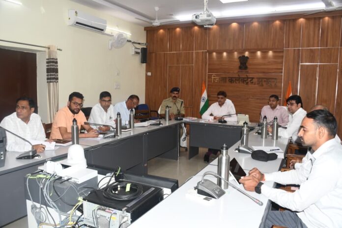 7 Large झुंझुनूं में नकॉर्ड की जिला स्तरीय बैठक में जिला कलेक्टर डॉ. अरूण गर्ग और एसपी कावेन्द्र सिंह सागर नशे की तस्करी रोकने के लिए अधिकारियों को निर्देश देते हुए