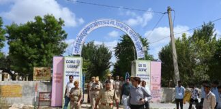 मतदान केंद्रों पर पहुंचे जिला निर्वाचन अधिकारी डॉ. अरूण गर्ग और एसपी कावेंद्र सिंह सागर, व्यवस्थाओं का लिया जायजा झुंझुनूं में पंचायती राज चुनाव के दौरान बाकरा, पातुसरी, बिशनपुरा और दौरासर मतदान केंद्रों का निरीक्षण करते जिला निर्वाचन अधिकारी डॉ. अरूण गर्ग और एसपी कावेंद्र सिंह सागर