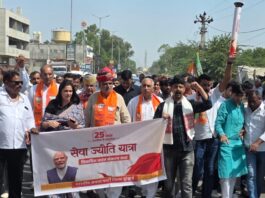 झुंझुनूं में सेवा ज्योति यात्रा के दौरान मशाल के साथ भाजपा कार्यकर्ता