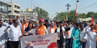 मोदी के जनसेवक के रूप में 25 वर्ष पूरे , झुंझुनूं में गूंजा ‘सेवा ज्योति’ का संदेश झुंझुनूं में सेवा ज्योति यात्रा के दौरान मशाल के साथ भाजपा कार्यकर्ता