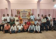 खेतड़ी स्टूडेंट्स वेलफेयर सोसायटी की बैठक में सेवानिवृत्ति पर ओमप्रकाश किलानिया का सम्मान करते सदस्य