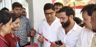 झुंझुनूं के चेजारान कर्बला मैदान में एनआरडीडी हॉस्पिटल के निःशुल्क आयुर्वेदिक एवं होम्योपैथिक स्वास्थ्य शिविर में मरीजों की जांच करते चिकित्सक