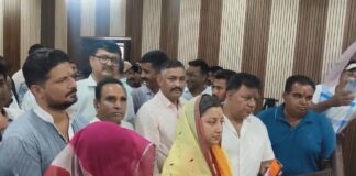 बाली-देसूरी पंचायत समिति चुनाव: तीसरे दिन 60 प्रत्याशियों ने भरे नामांकन बाली और देसूरी पंचायत समिति चुनाव 2026 में तीसरे दिन नामांकन दाखिल करते प्रत्याशी और मौजूद भाजपा-कांग्रेस के नेता