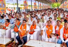 मोदी के 25 साल के जनसेवा सफर पर चूरू में गूंजा राष्ट्रसेवा का संदेश चूरू कृषि उपज मंडी में सेवा ज्योति यात्रा एवं विकसित भारत संकल्प सभा में मौजूद भाजपा नेता और कार्यकर्ता