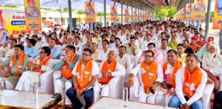 चूरू कृषि उपज मंडी में सेवा ज्योति यात्रा एवं विकसित भारत संकल्प सभा में मौजूद भाजपा नेता और कार्यकर्ता