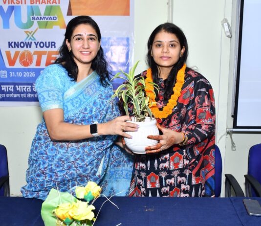 झुंझुनूं के आबूसर स्थित राजकीय पॉलिटेक्निक महाविद्यालय में आयोजित विकसित भारत युवा संवाद कार्यक्रम में भाग लेते युवा।