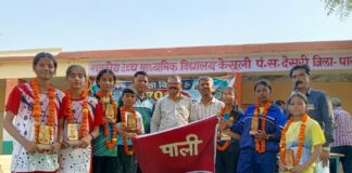 केसूली स्कूल के सात खिलाड़ियों ने राज्य स्तर पर बढ़ाया मान केसूली राजकीय उच्च माध्यमिक विद्यालय में राज्य स्तरीय फुटबॉल और हॉकी खिलाड़ियों को सम्मानित करते विद्यालय के शिक्षक