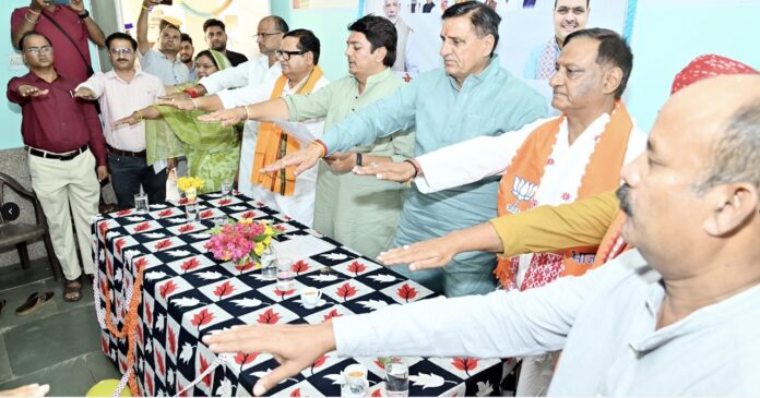चूरू के कन्या आदर्श छात्रावास में छात्राओं से संवाद करते प्रभारी मंत्री अविनाश गहलोत