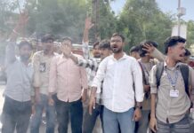 राहुल गांधी की हिरासत के विरोध में एनएसयूआई का प्रदर्शन, अमित शाह की प्रतीकात्मक शव यात्रा निकाली चूरू में राहुल गांधी की हिरासत के विरोध में एनएसयूआई के धरना प्रदर्शन में शामिल कार्यकर्ता