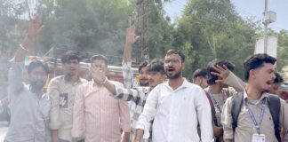 चूरू में राहुल गांधी की हिरासत के विरोध में एनएसयूआई के धरना प्रदर्शन में शामिल कार्यकर्ता