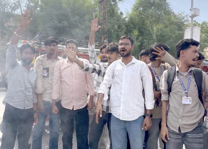 Screenshot चूरू में राहुल गांधी की हिरासत के विरोध में एनएसयूआई के धरना प्रदर्शन में शामिल कार्यकर्ता