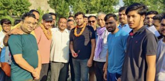 चूरू में महाराजा अग्रसेन जयंती महोत्सव के तहत क्रिकेट प्रतियोगिता में खिलाड़ियों के साथ सभापति विनय गोयनका