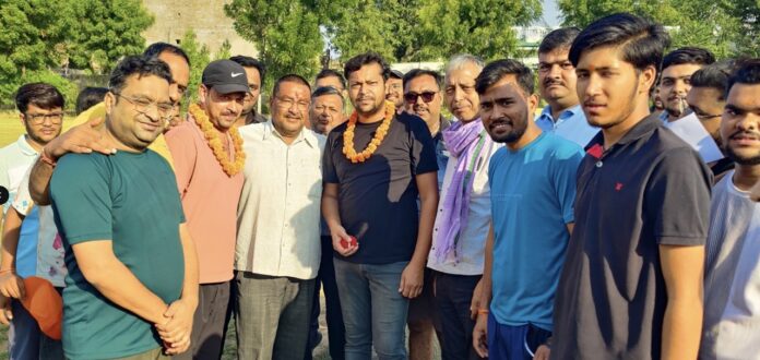 चूरू में महाराजा अग्रसेन जयंती महोत्सव के तहत क्रिकेट प्रतियोगिता में खिलाड़ियों के साथ सभापति विनय गोयनका