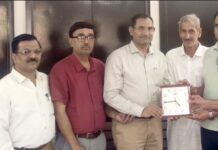 असाक्षर बंदी साक्षर बनें और साक्षर बंदी फुर्सत में पुस्तकें पढ़ें- सज्जनसिंह सैनी चूरू जिला कारागृह में नवभारत साक्षरता कार्यक्रम के दौरान बंदियों को शिक्षा, पुस्तक पठन और विपश्यना ध्यान के महत्व की जानकारी देते अतिथि