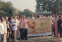 खेतड़ी कॉपर कॉम्प्लेक्स में राष्ट्रीय एकता दिवस पर कार्यपालक निदेशक पुरुषोत्तमदास बोहरा और महिला समाज अध्यक्ष लीला बोहरा ने रामलीला मैदान से नेहरू मैदान तक मैराथन को हरी झंडी दिखाकर रवाना किया